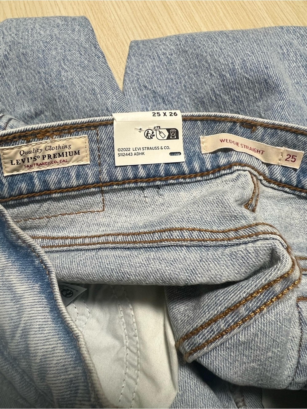 Levi’s Wedgie Straight Distressed Jeans NWT Light Wash 25x26 - Picture 6 of 8